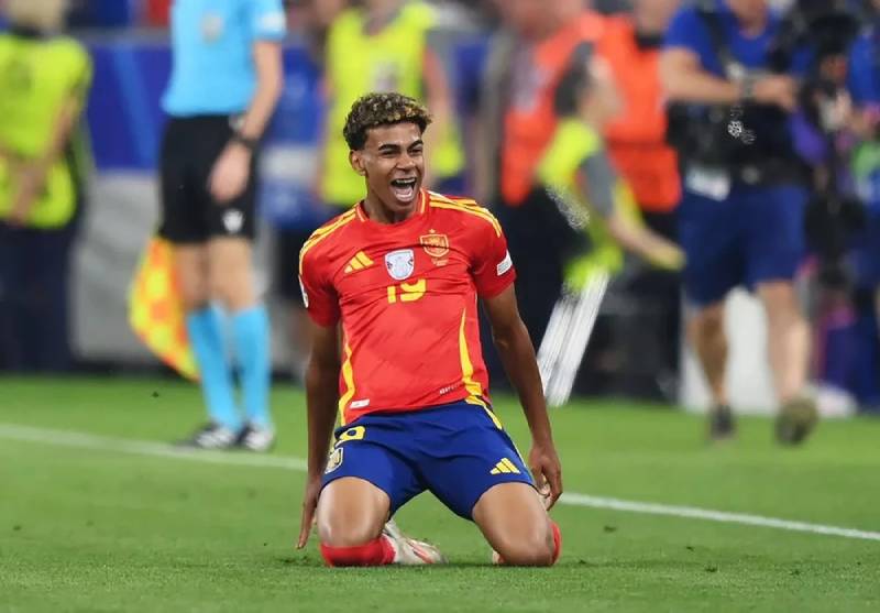 3. Lamine Yamal – 180 triệu euro (Barcelona)